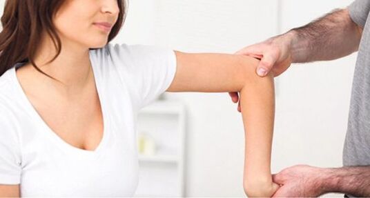 examen par un médecin pour des douleurs dans les articulations des bras et des jambes